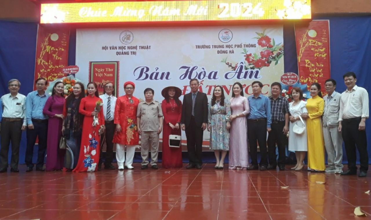 Ph&oacute; B&iacute; thư Thường trực Tỉnh ủy, Chủ tịch HĐND tỉnh Nguyễn Đăng Quang chụp ảnh lưu niệm với c&aacute;c văn nghệ sĩ - Ảnh: L.T